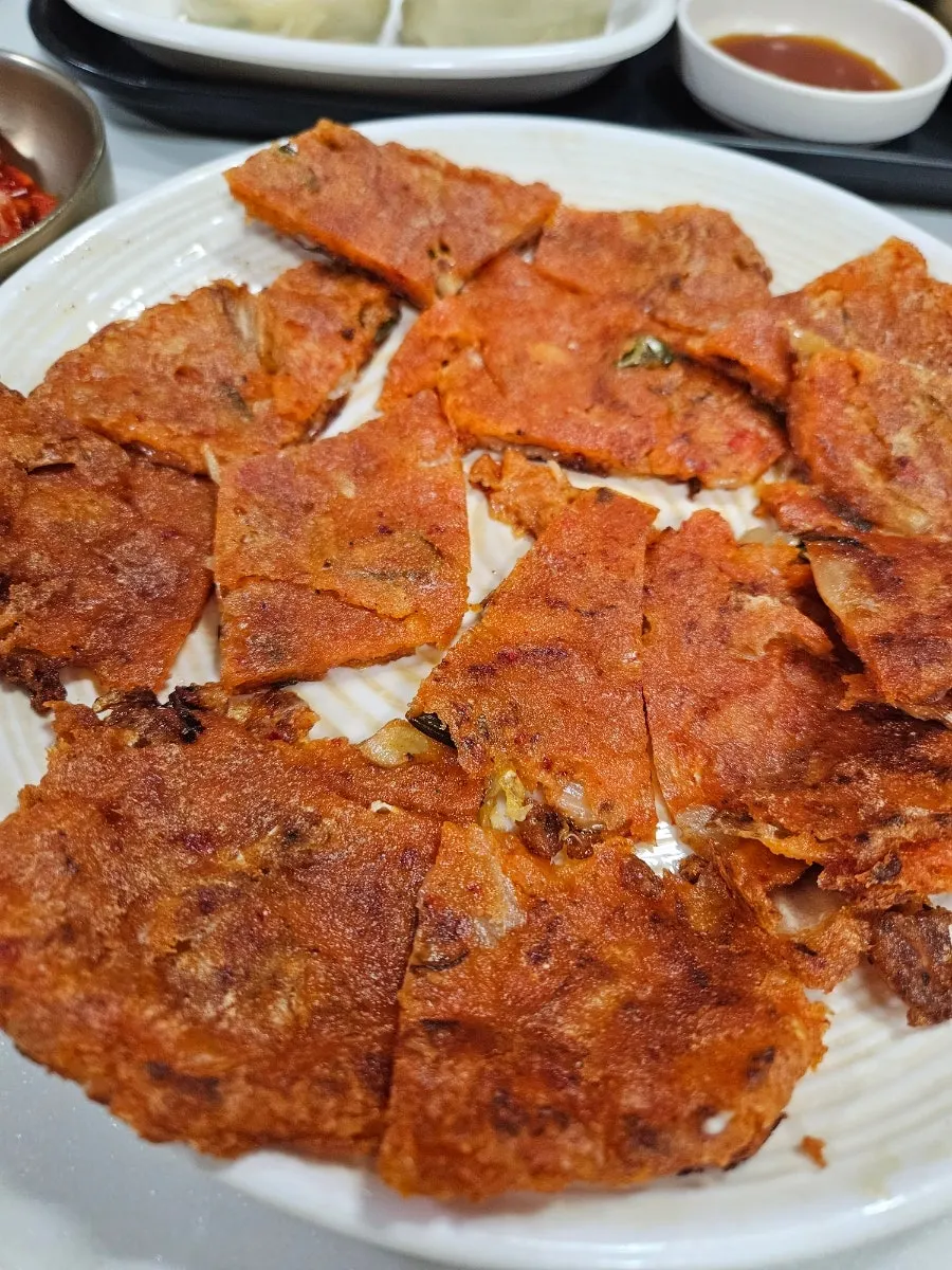 한 조각 집어든 겉바속촉 김치전