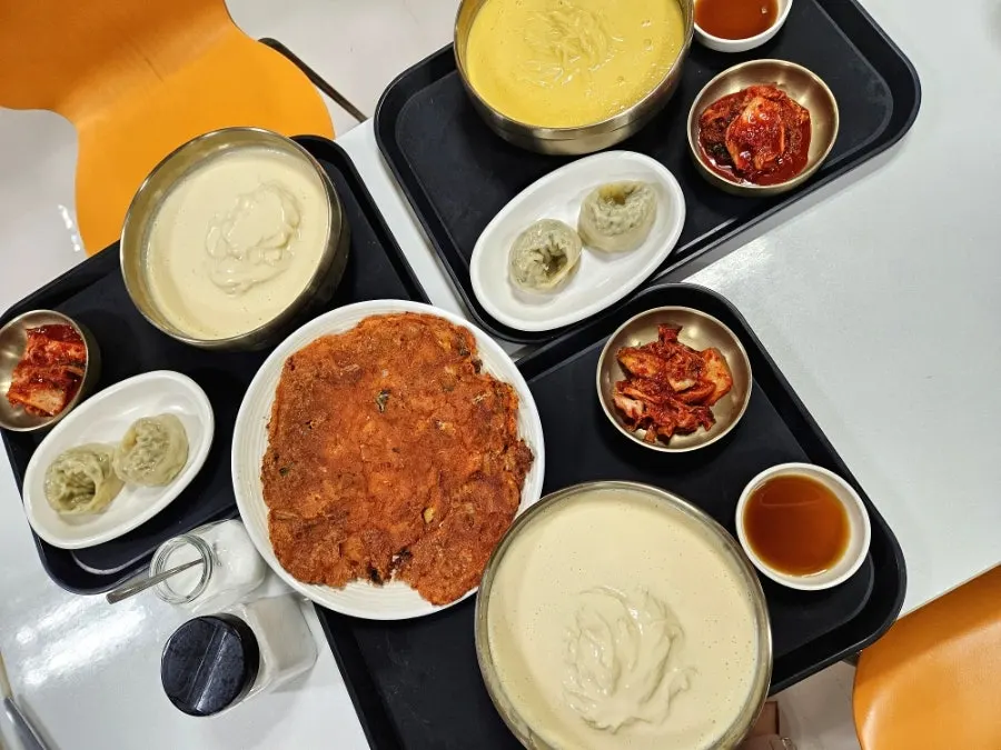 국물까지 비운 콩국수 그릇