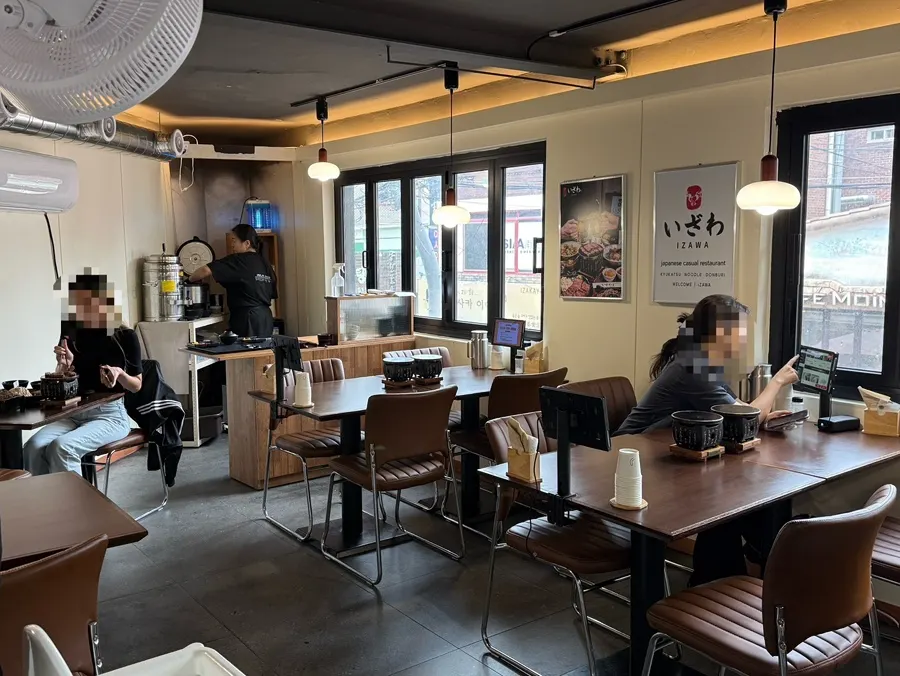 창가 테이블과 바 좌석이 있는 매장