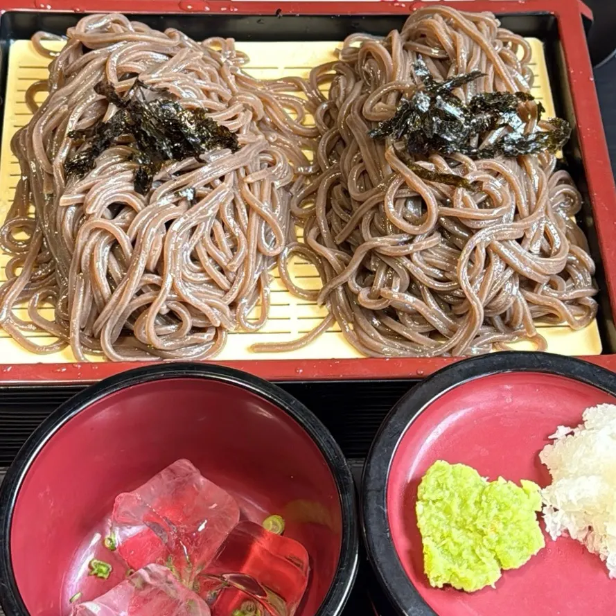 차가운 육수와 함께 나온 냉모밀