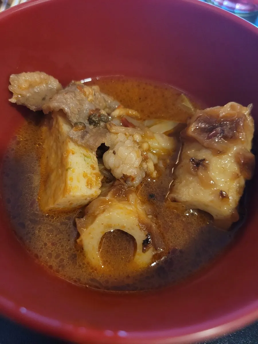 Mala eomuk-tang simmering at the table
