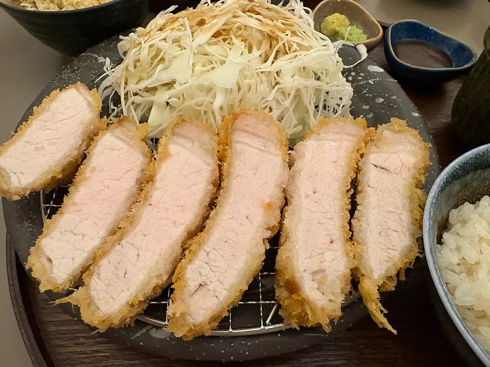 Tenderloin katsu acompañado de sal y wasabi