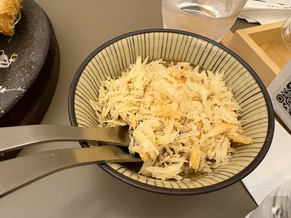Sopa clara especiada con una almeja