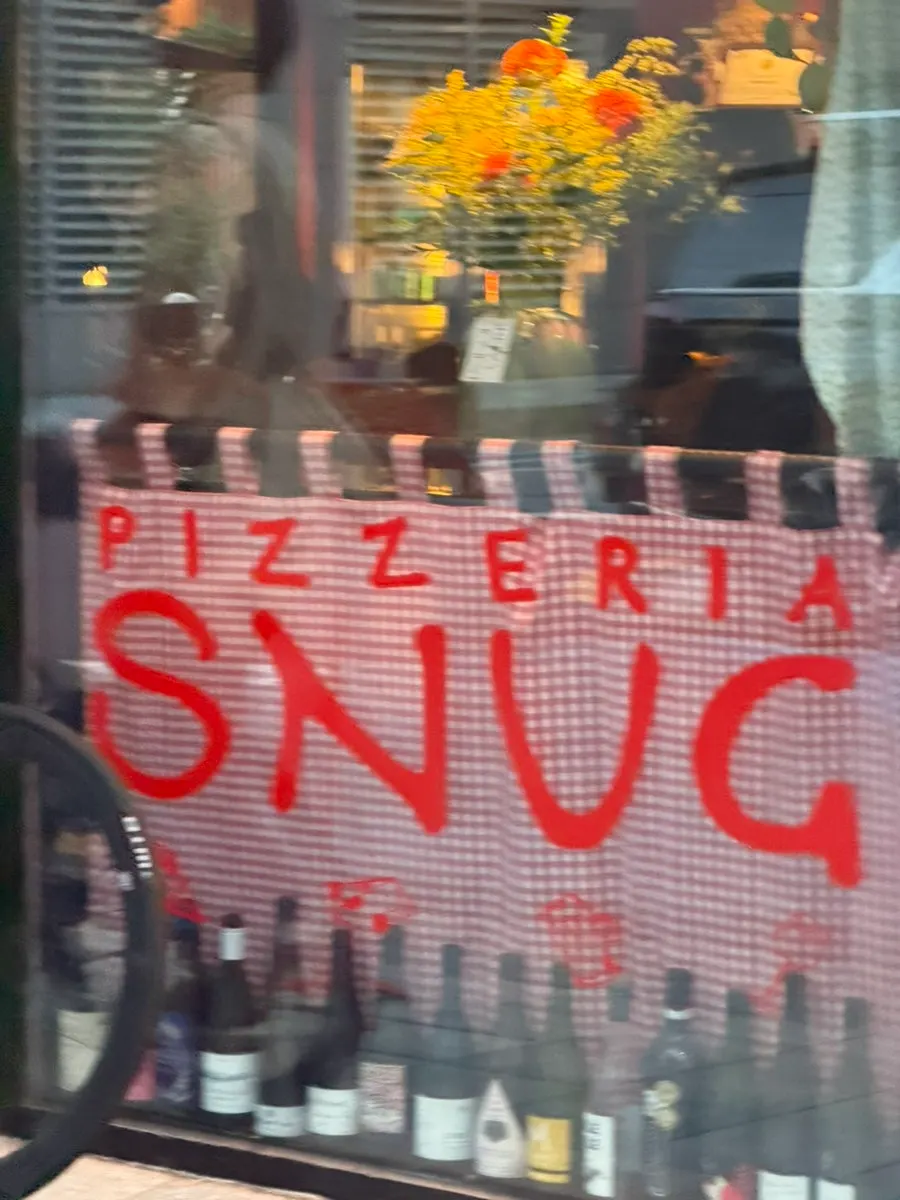 Letras del letrero exterior de Pizzeria Snug
