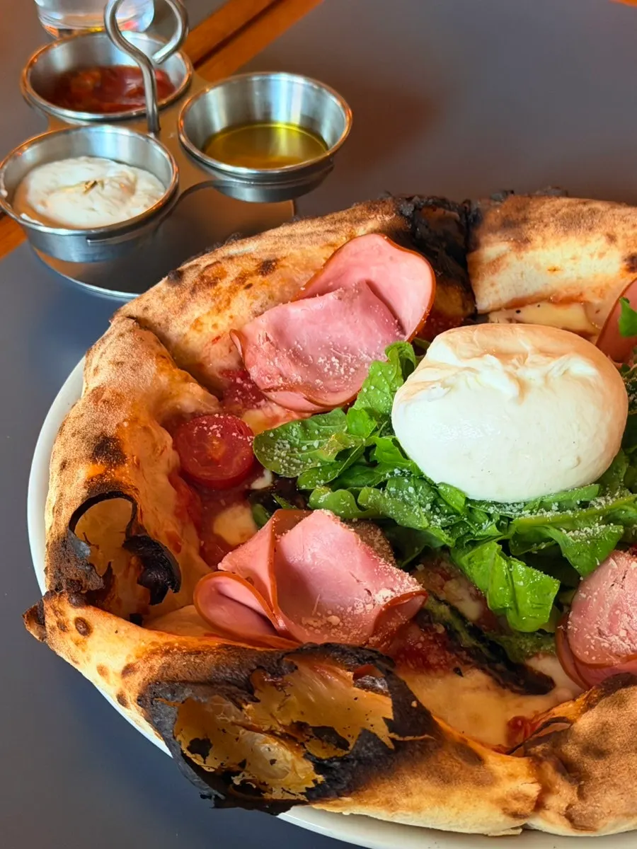 Pizza Snug Classica con burrata entera