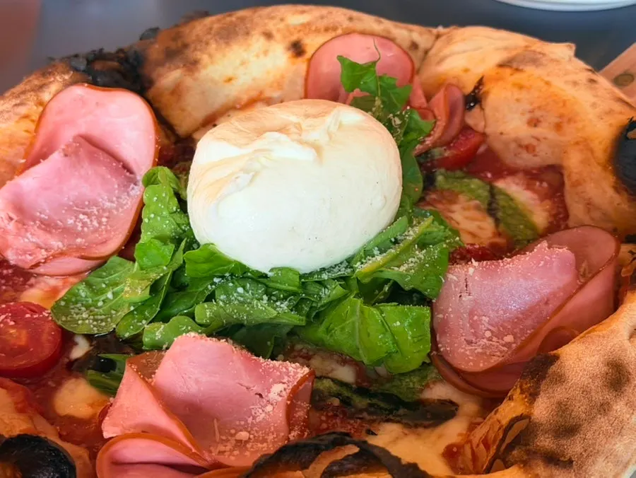 Pizza con burrata y jamón jambon