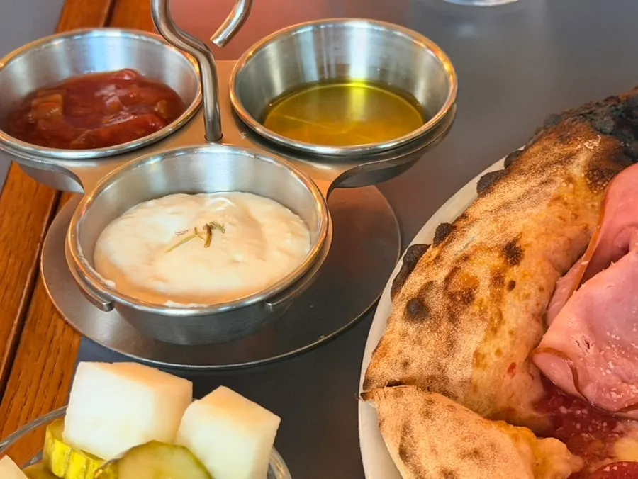 Snug Classica con salsas para acompañar