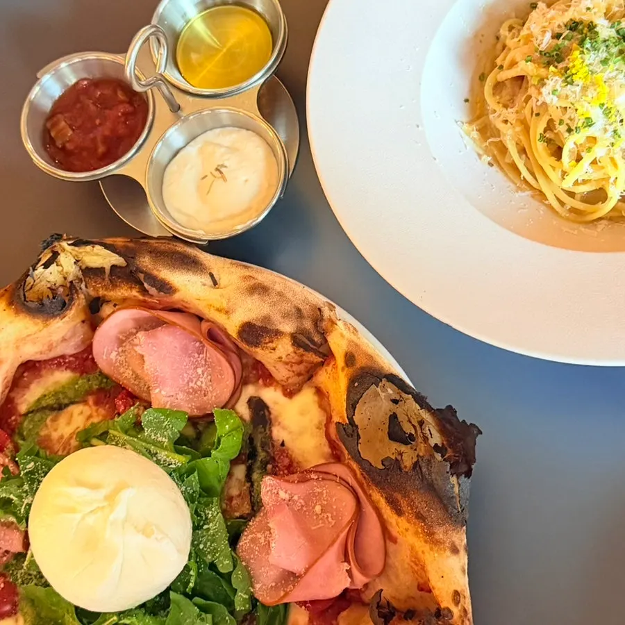 Pizza al horno de leña con queso burrata