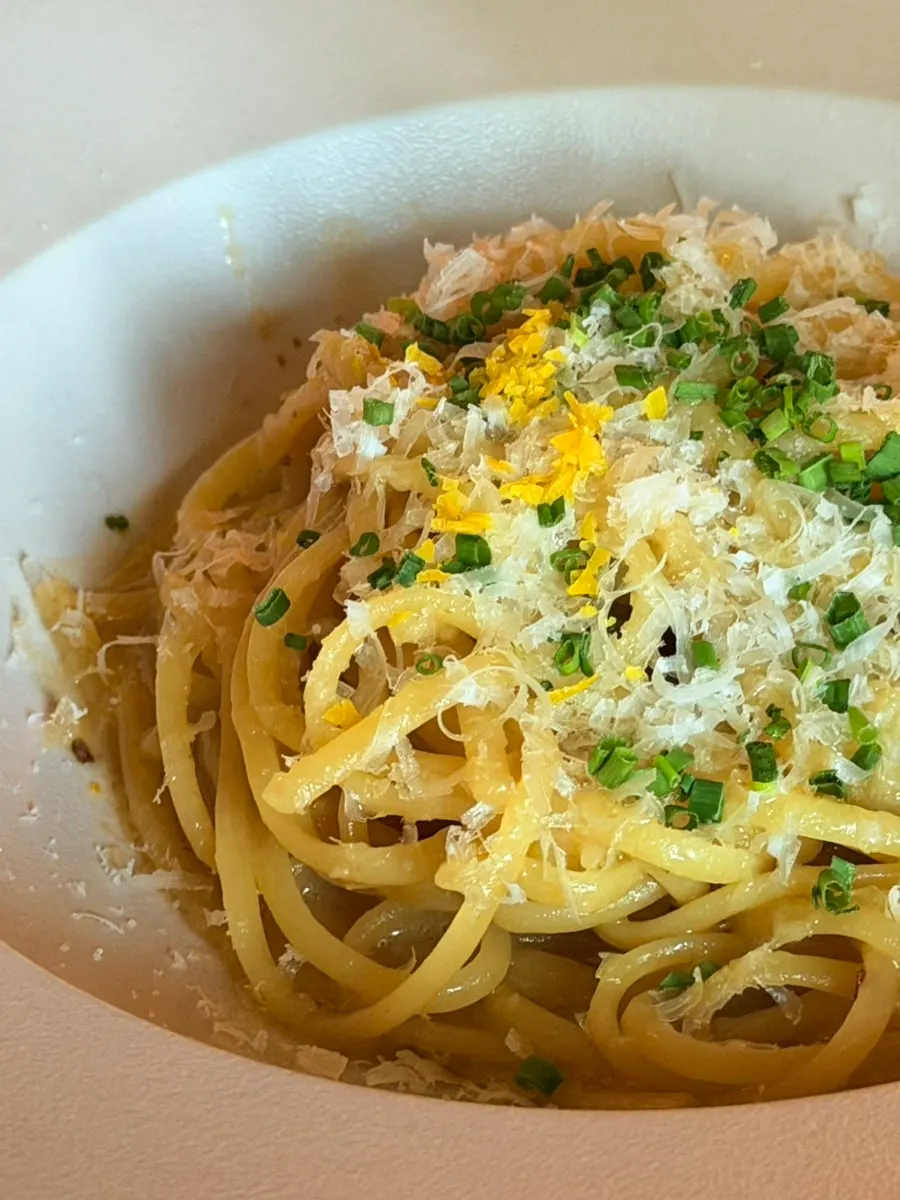 Pasta con anchoas y cebollino
