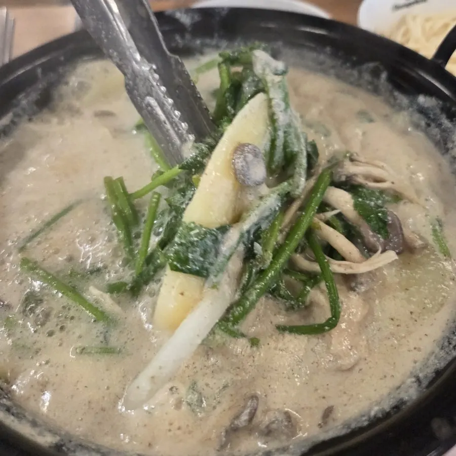 끓는 들깨 육수에 익히는 소고기