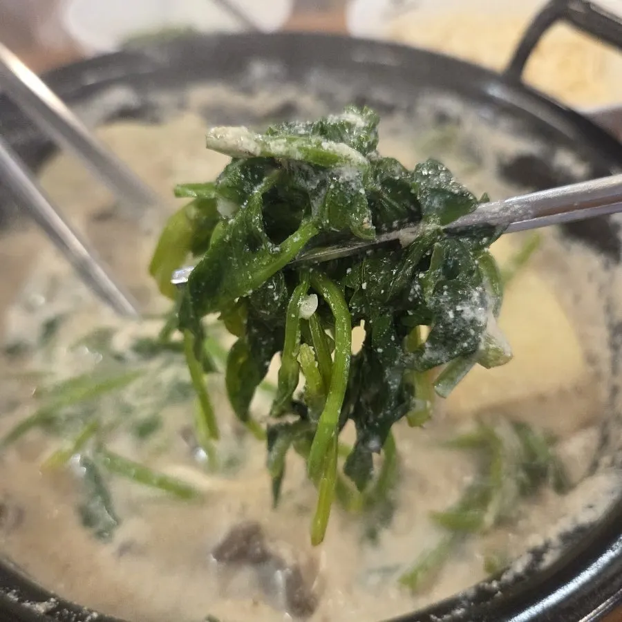 야채와 버섯을 넣고 팔팔 끓는 샤브 냄비