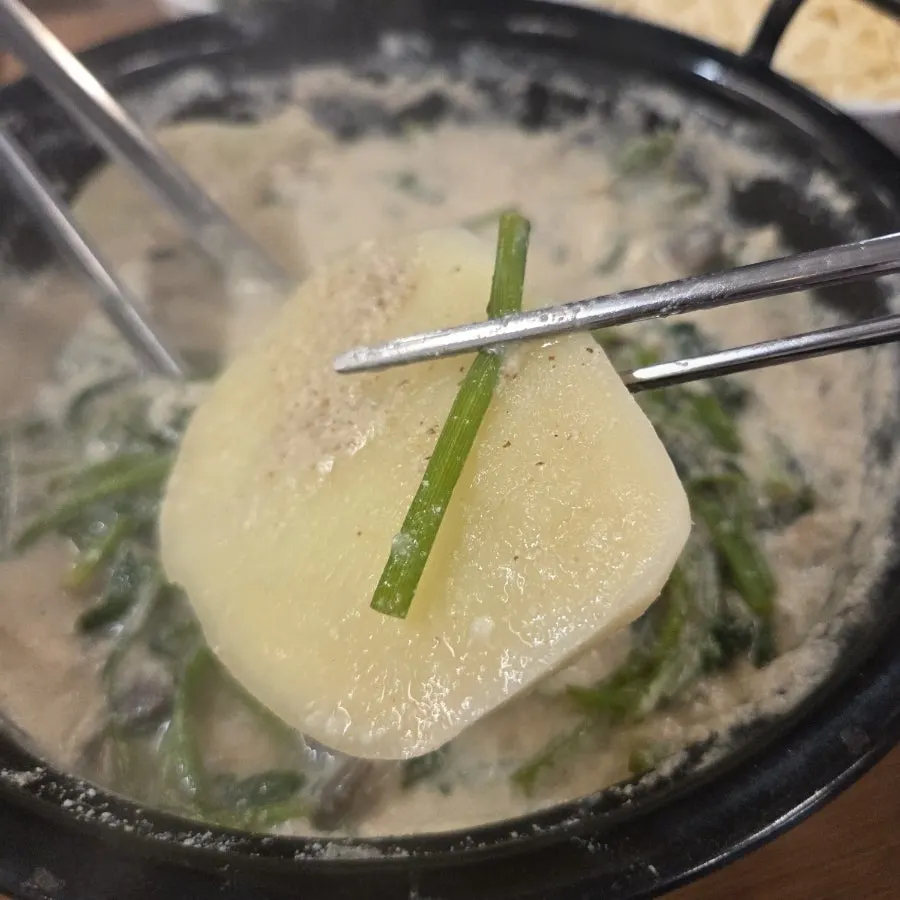 양념장에 찍어 먹는 익힌 야채와 감자