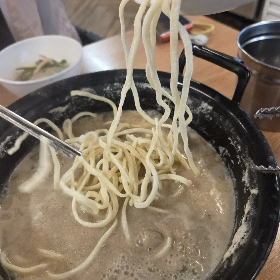 들깨 국물에 끓고 있는 칼국수 면