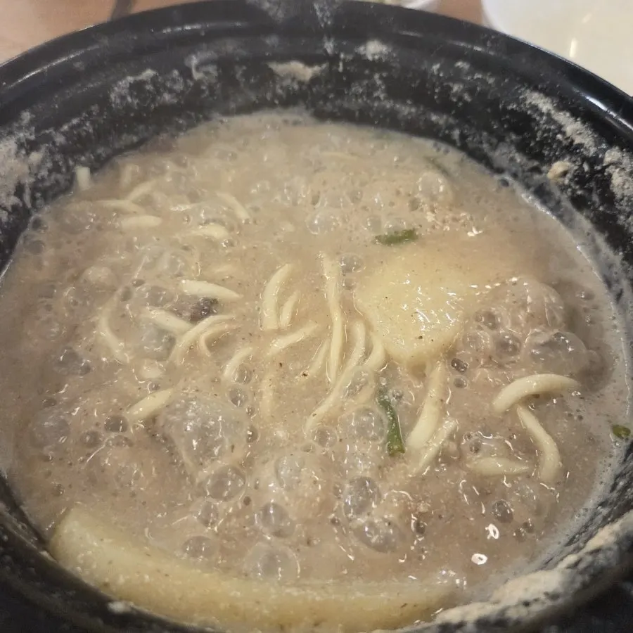 쫄깃한 생면 칼국수 한 젓가락