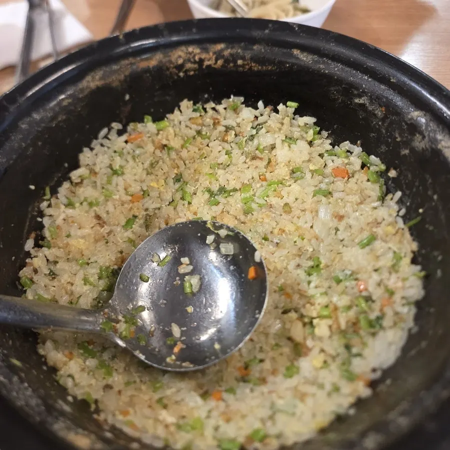 칼국수를 덜어 담은 그릇과 들깨 국물