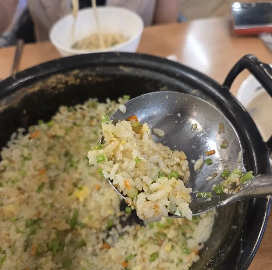 육수를 더 넣어 죽처럼 끓인 볶음밥