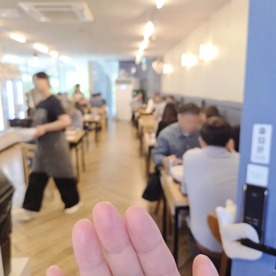 공석 없이 손님으로 찬 등촌샤브칼국수 상암점 내부