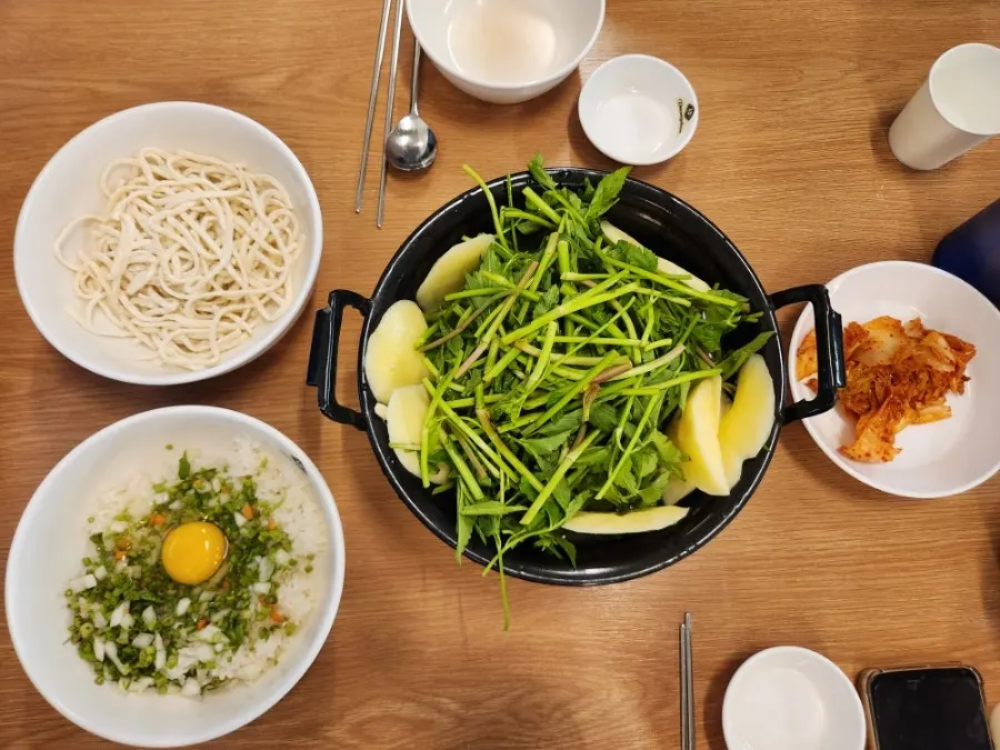 Basic table setting of clear shabu kalguksu for two