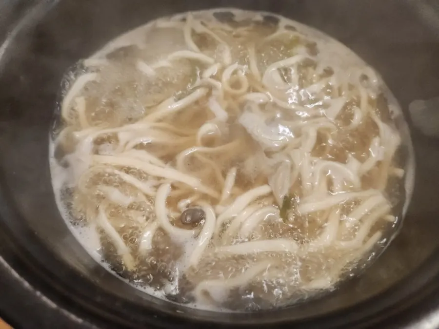 Kalguksu noodles added to the broth
