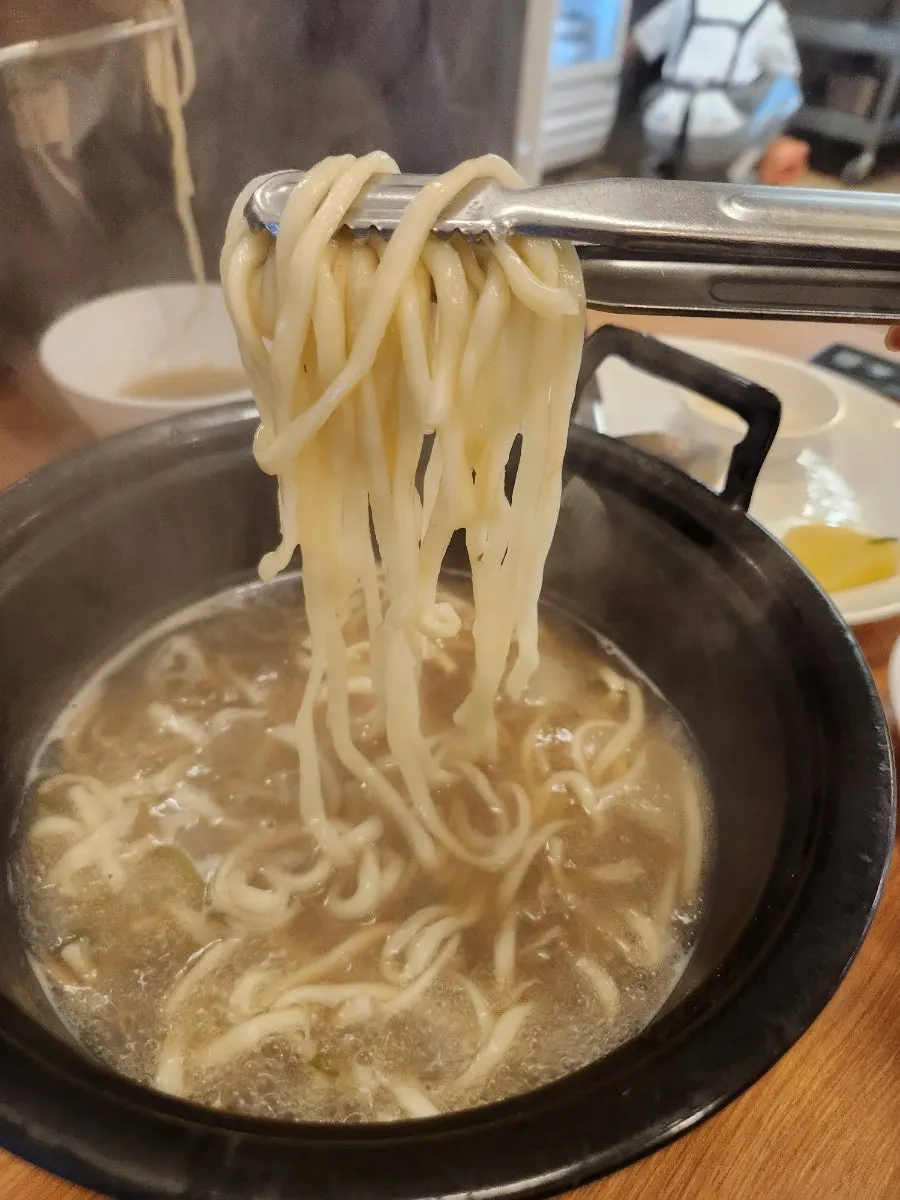 Shabu kalguksu boiled for 5 minutes