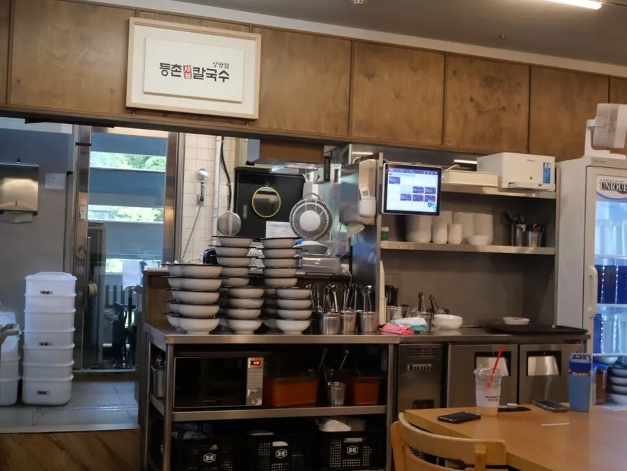 Table layout at Deungchon Shabu Kalguksu Sangam Branch