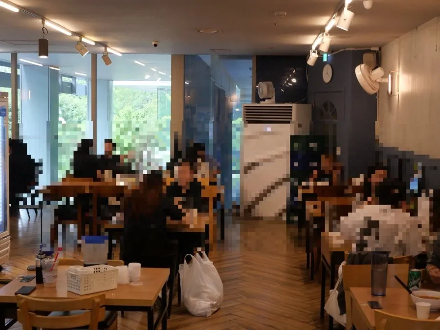 Overview of the dining hall at Deungchon Shabu Kalguksu Sangam Branch
