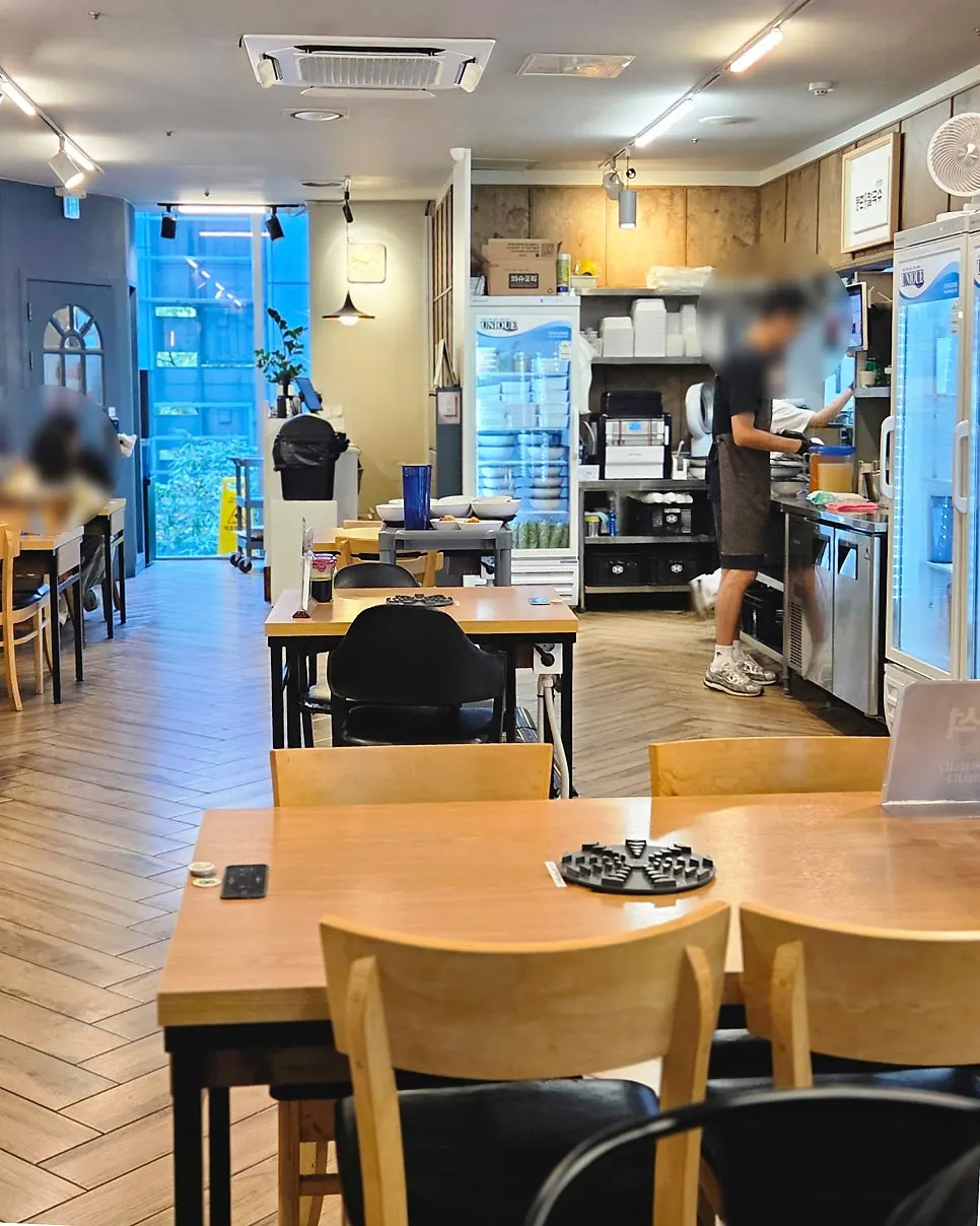 Interior of Deungchon Shabu Kalguksu Sangam Branch