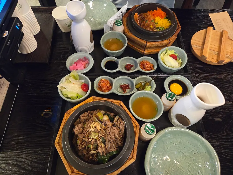 The order of salmon pot rice and green onion beef brisket pot rice