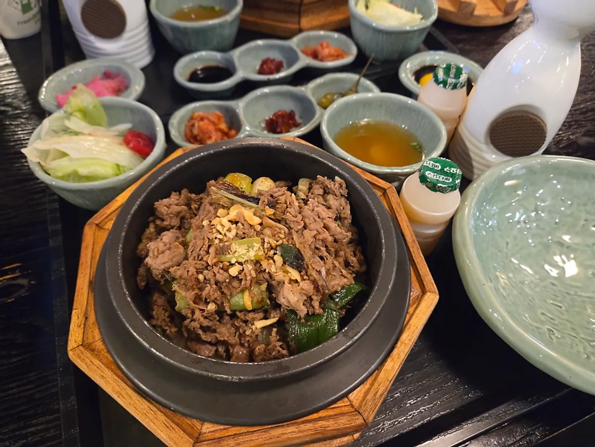 A bowl of green onion beef brisket pot rice with double brisket