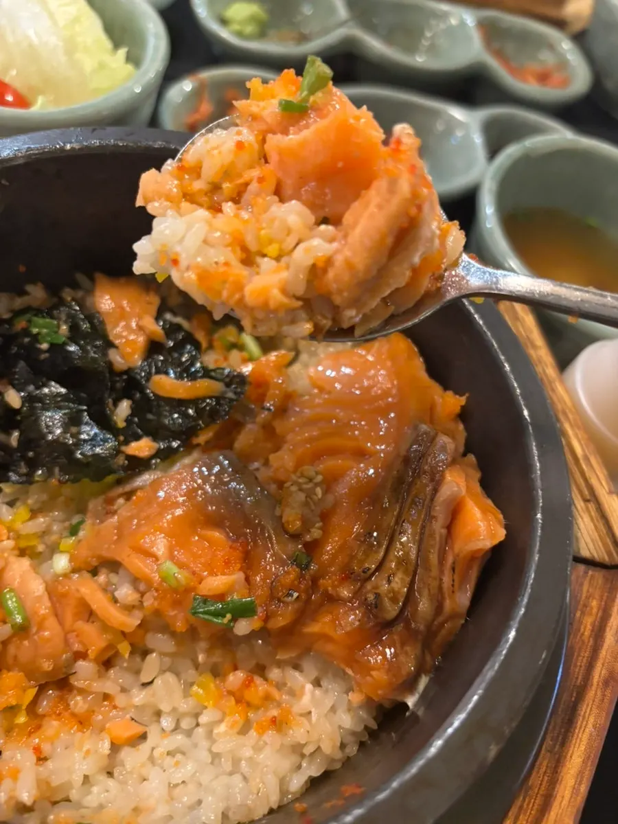 Eating salmon pot rice wrapped in seaweed
