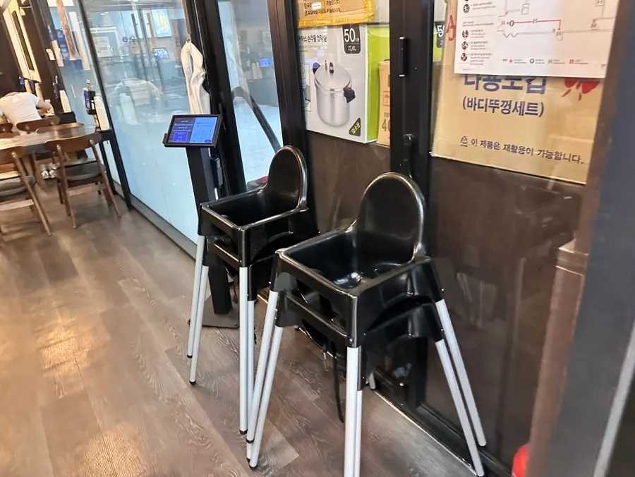 아기 의자와 유아 식기