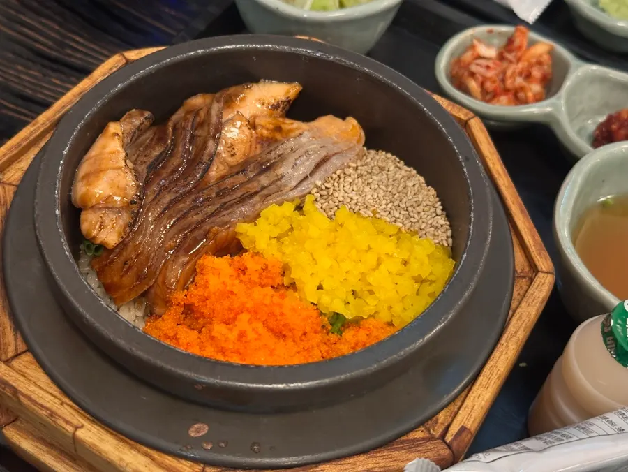 두툼한 연어가 올려진 연어솥밥