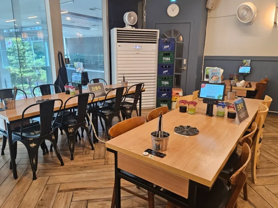 Interior atmosphere at Deungchon Shabu Kalguksu Sangam Branch