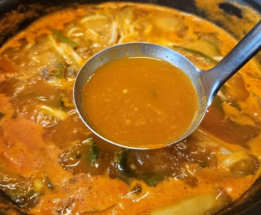 Beef-bone-broth spicy kalguksu