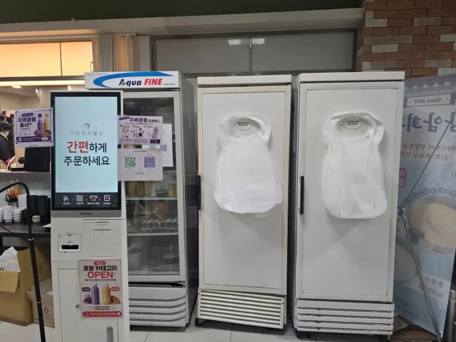 푸드코트 좌석과 셀프바 주변 모습