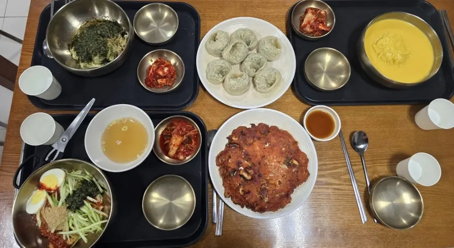 무료 곱배기 안내가 있는 상암회관 매장 안내