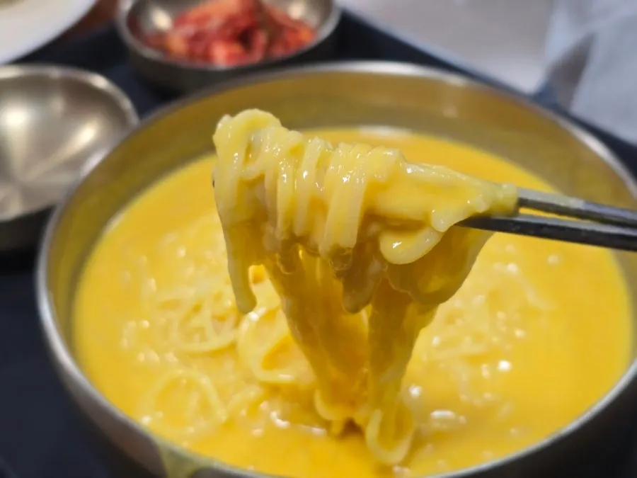 단호박 콩국수 면발을 들어 올린 모습