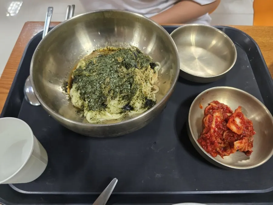 김가루와 깨가 올라간 들기름 밀면