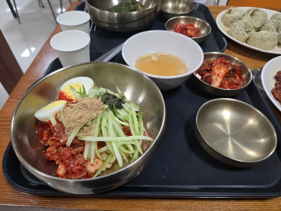 들기름 밀면을 비벼 먹는 모습