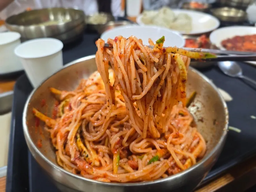 오이와 삶은 계란을 올린 친정 엄마 김치비빔국수