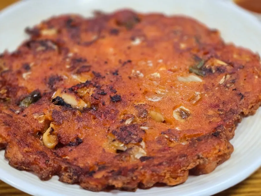 김치비빔국수 면발을 들어 올린 모습