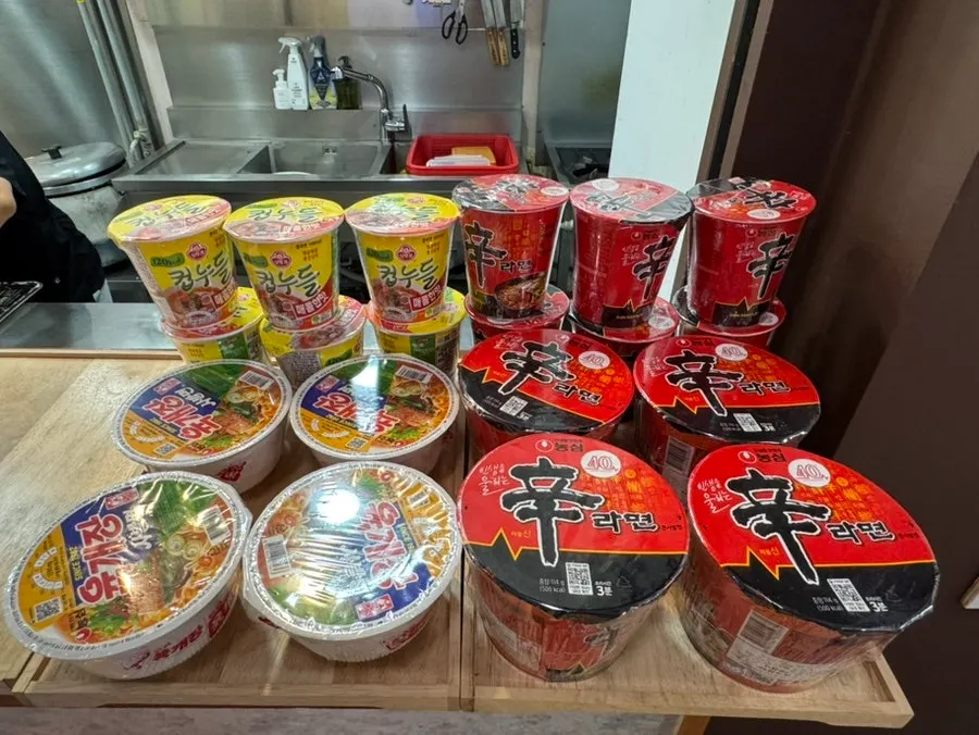 유부김밥 두 줄이 놓인 상암점 식사 사진