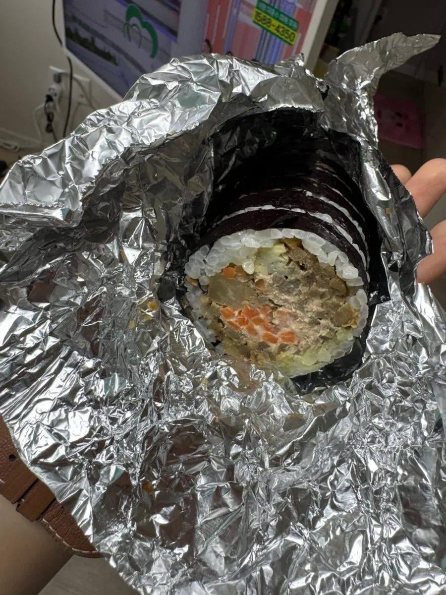유부김밥과 육개장 컵라면 세로 사진