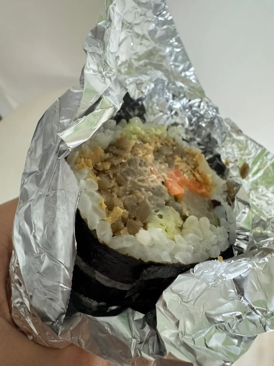 김치참치유부김밥 세로 클로즈업