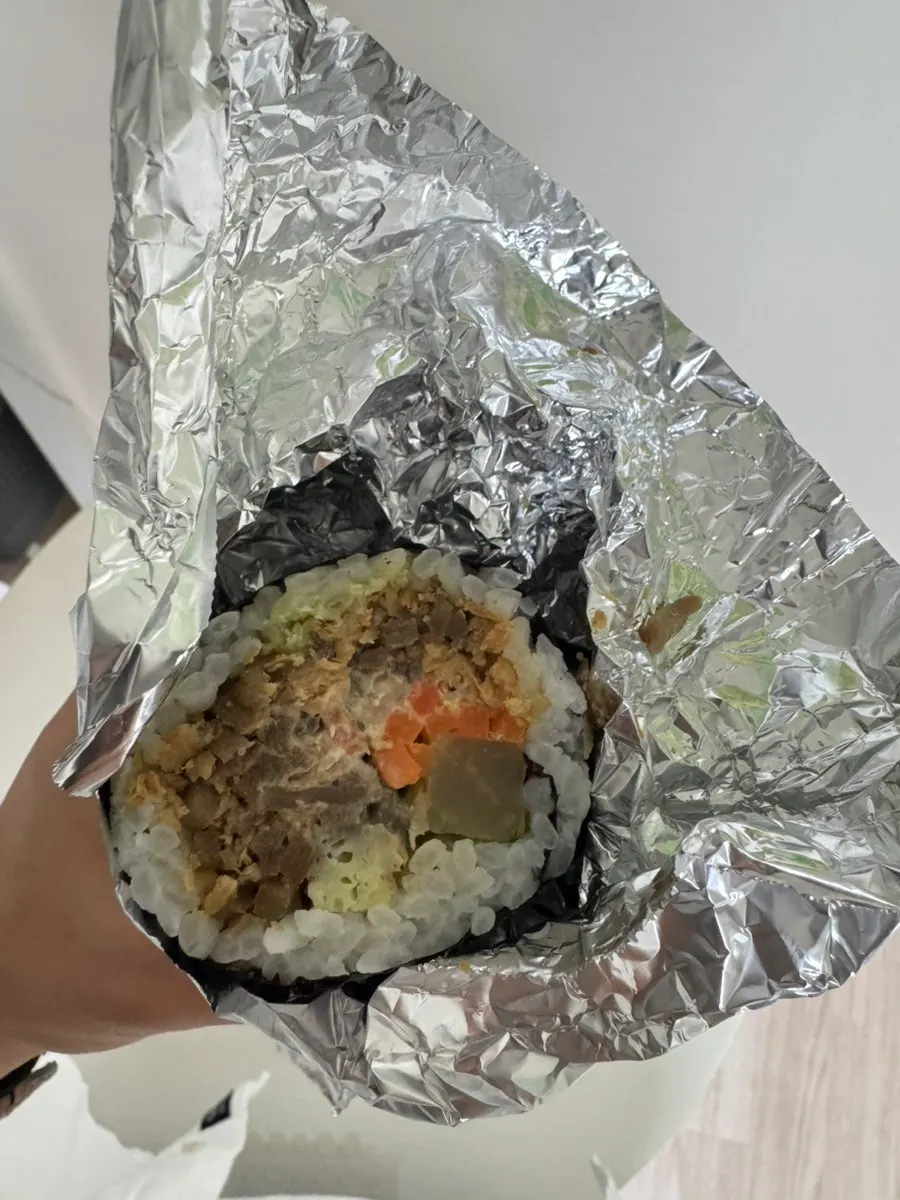 와사비참치유부김밥 세로 클로즈업