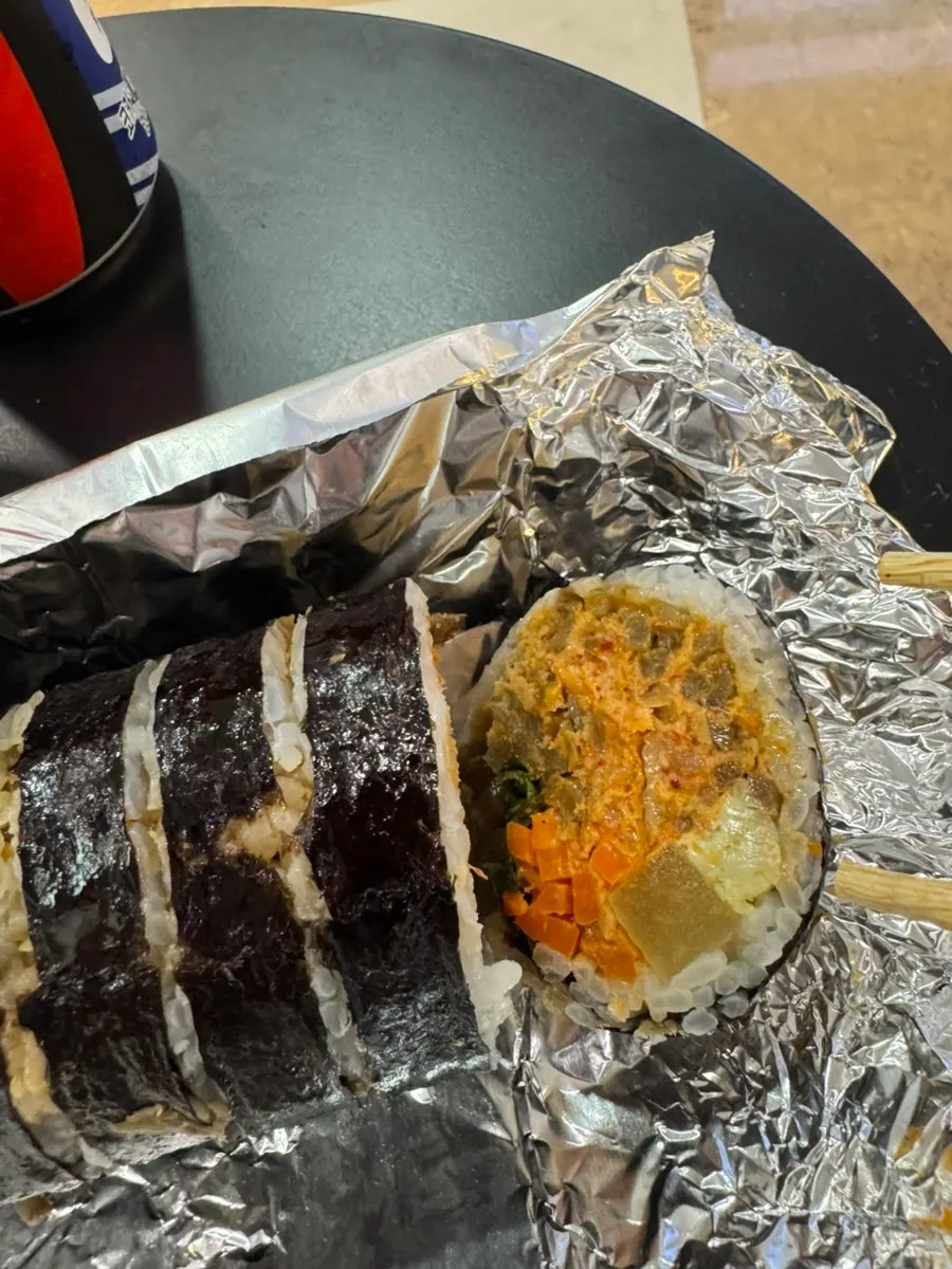 유부김밥 두 가지 맛 비교 사진