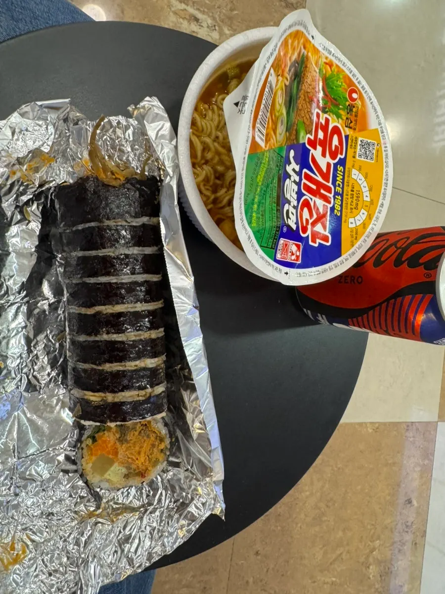 삼형제김밥 상암점 유부김밥 세로 컷