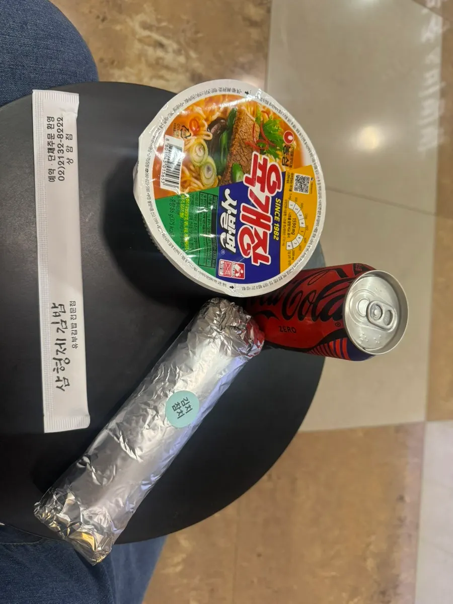 김밥과 컵라면 조합 세로 사진