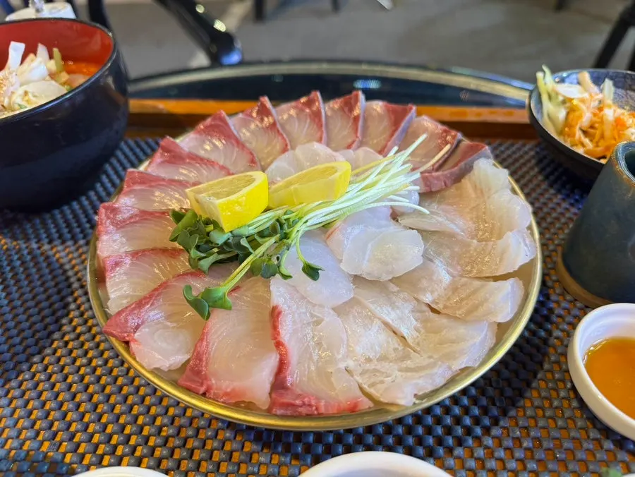 Aged sashimi plate arranged by fish type