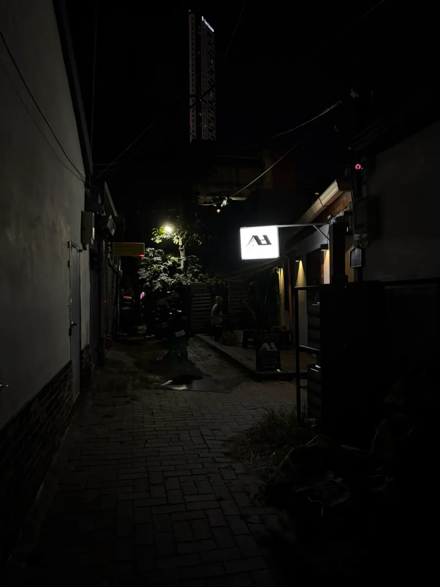 Sangbong Dongseong-ro, a hanok-style bar tucked inside a Dongseong-ro alley